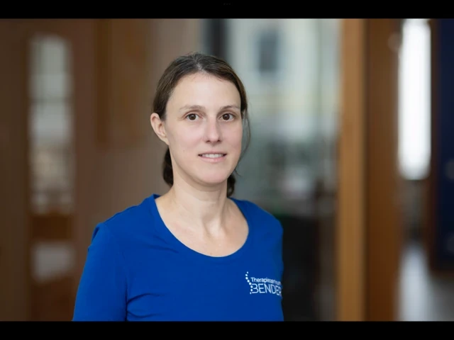 Frau in blauem Shirt mit Praxis-Logo steht in moderner Physiotherapie-Praxis.